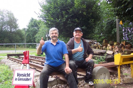 Das Ausstellungsgleis ist fertig v.l. Andreas Riethig u.Andreas Klempke